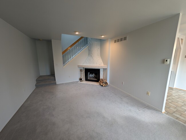 Building Photo - 38928 Country Cir