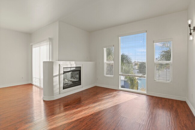 grandes ventanales y chimenea - 1544 Granville Ave