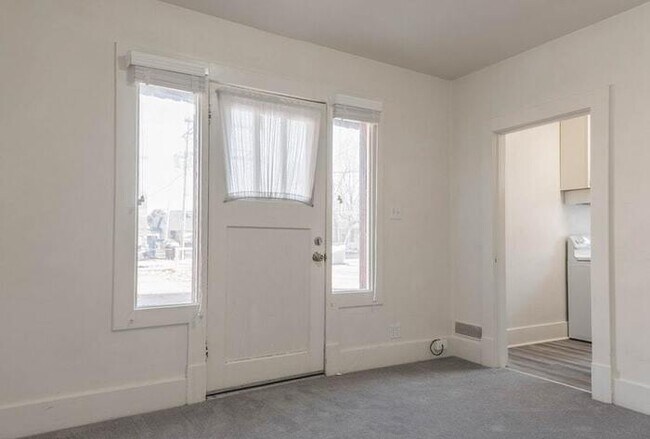 Building Photo - Clean 1 Bed 1 Bath