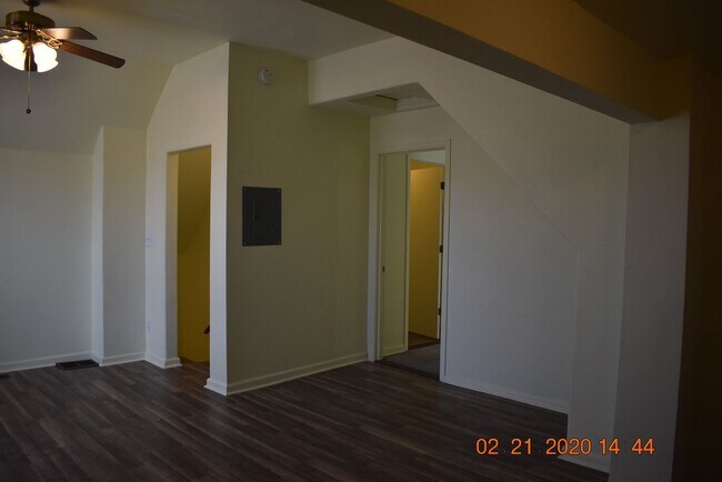 Building Photo - Updated, Private, and Unique Downtown Loft!