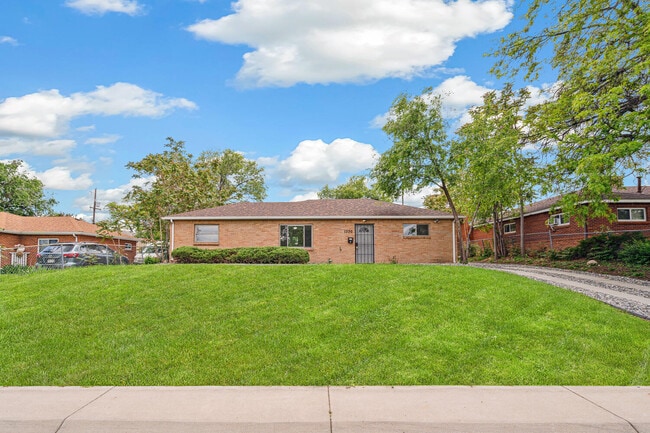 Building Photo - 1330 Oak Pl