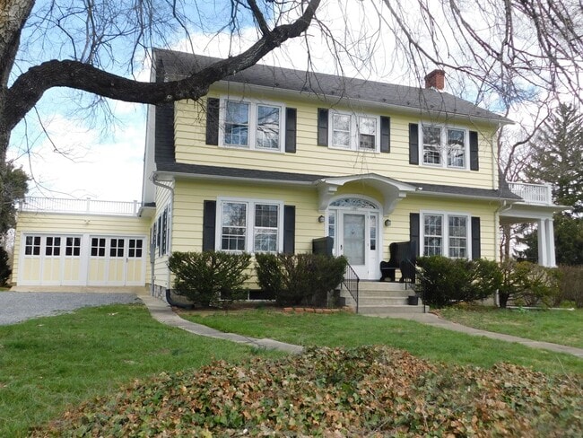 Foto del edificio - Price Reduced!! Fantastic mix of charm and updates!