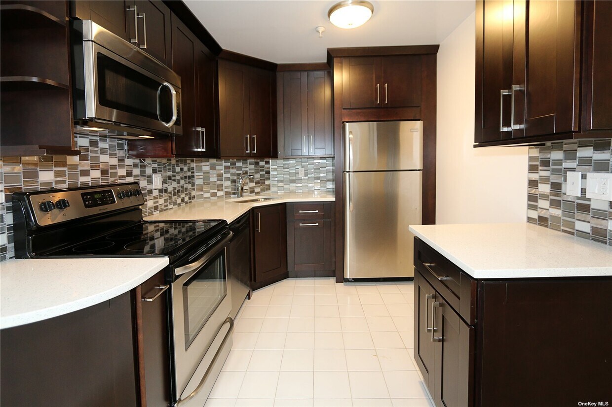 10 Canterbury Rd Unit 1F, Great Neck, NY 11021 Condo for Rent in