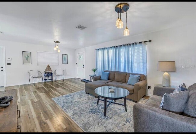 Foto del edificio - 8199 115th St N