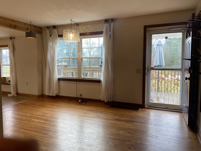 Entry, living room with hardwood floors - 855 Wabash Ave S