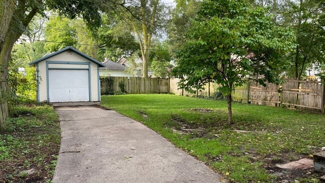 Building Photo - Spacious 2 Bedroom Southside Holland