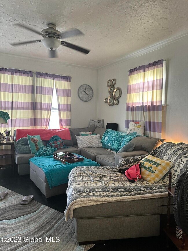 Foto del edificio - 27 Mathias Ave