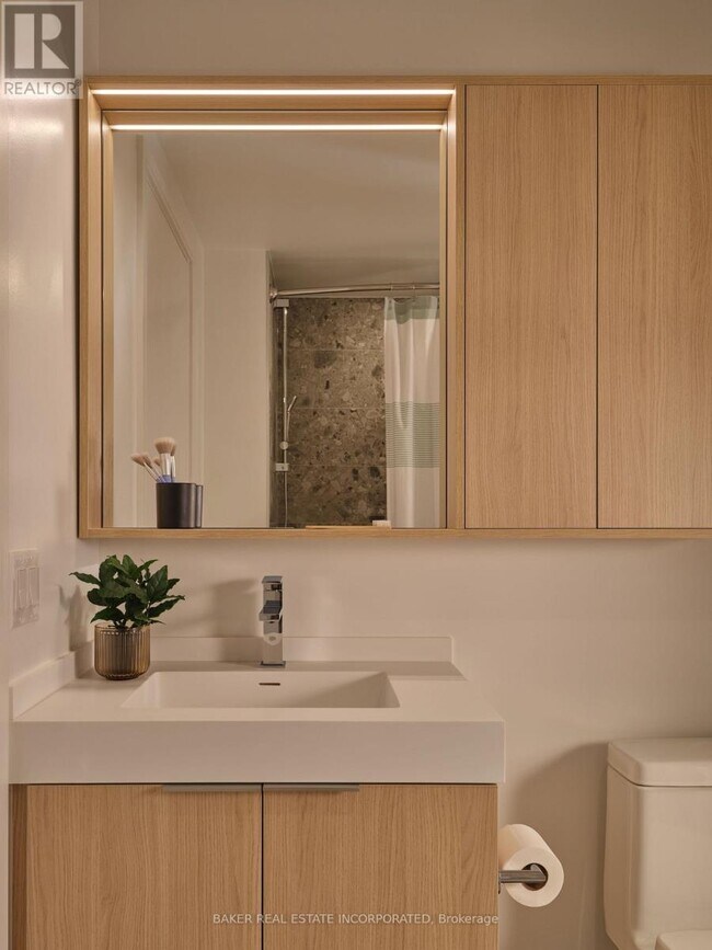 Building Photo - 65 Trinity St