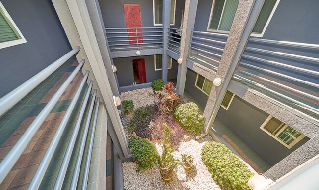 Foto del edificio - 5051 Rosewood Ave