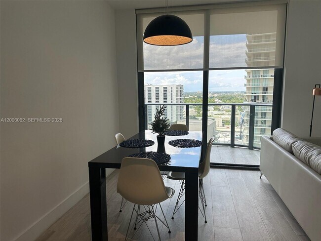Foto del edificio - 121 NE 34th St