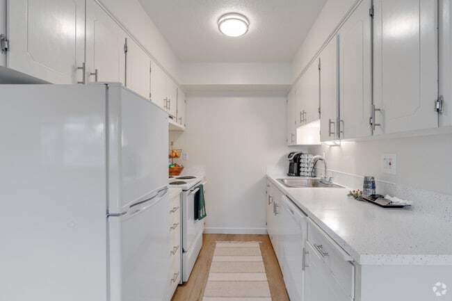 1BR, 1BA - 736SF - Kitchen - West Royal Apartments