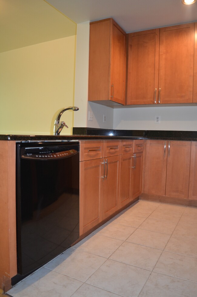 Kitchen - 4101 Albemarle St NW #346