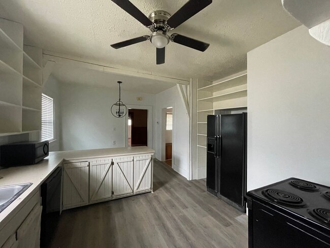 Building Photo - Charming Home Blending Vintage Character with Modern Updates.