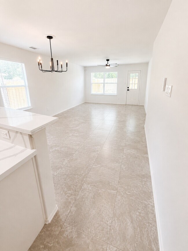 Foto del edificio - 9227 Shaded Pines Dr