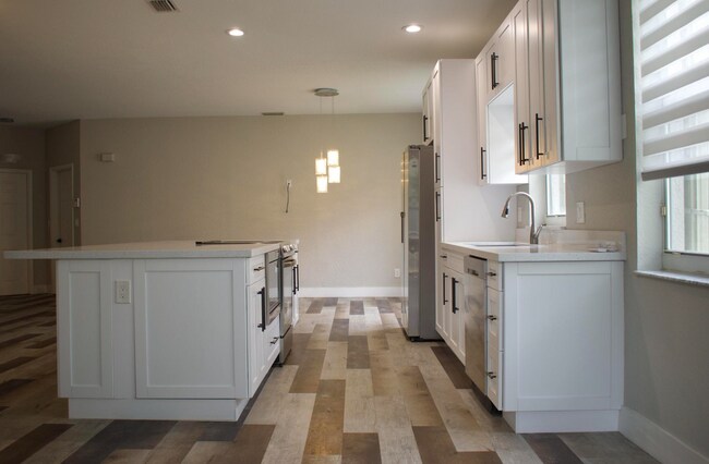 Building Photo - 4907 Pelican Manor