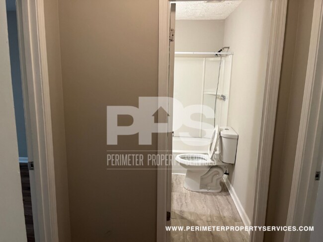 Building Photo - Newly Renovated Unit!! Come visit today!!