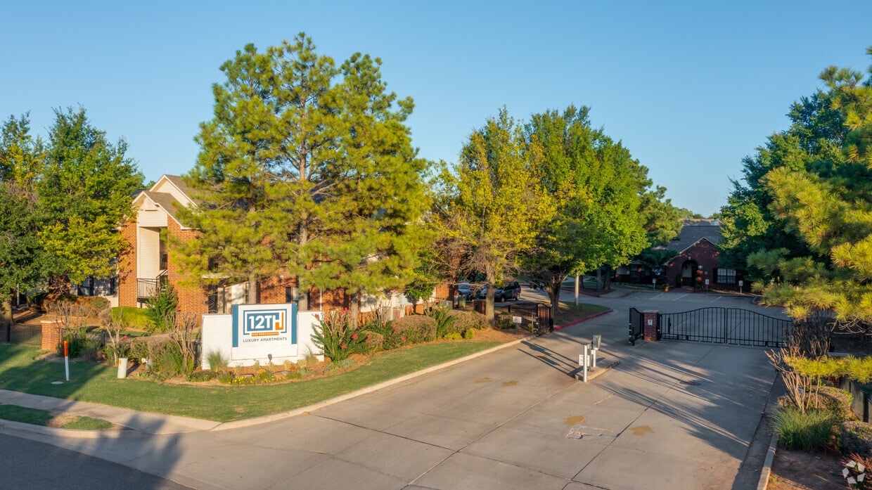 Foto principal - 12th and Renaissance Apartments