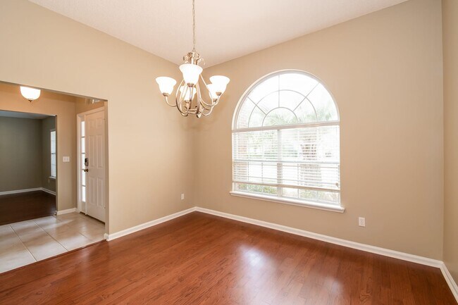 Building Photo - 1001 Flora Parke Dr