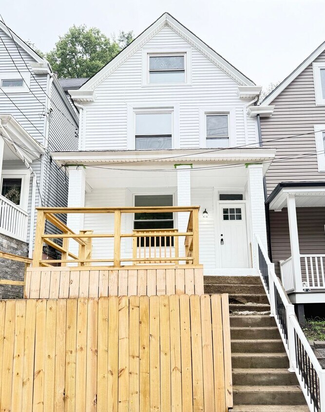 Foto principal - Newly Remodeled 2 or 3 Bedroom In Upper La...