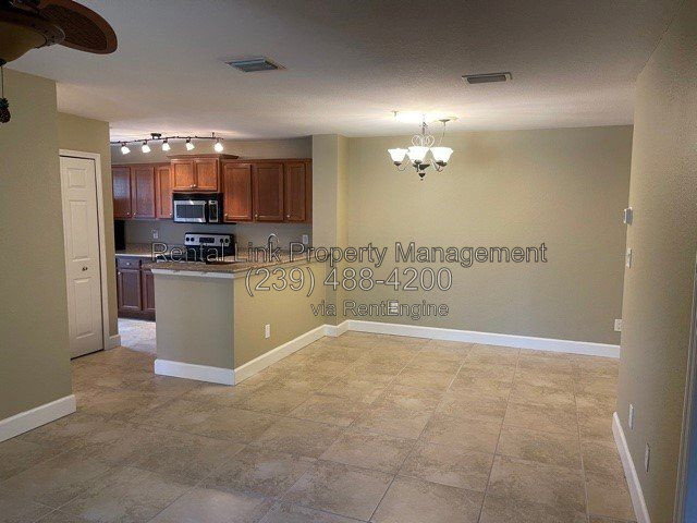 Foto del edificio - 4024 Crockers Lake Blvd