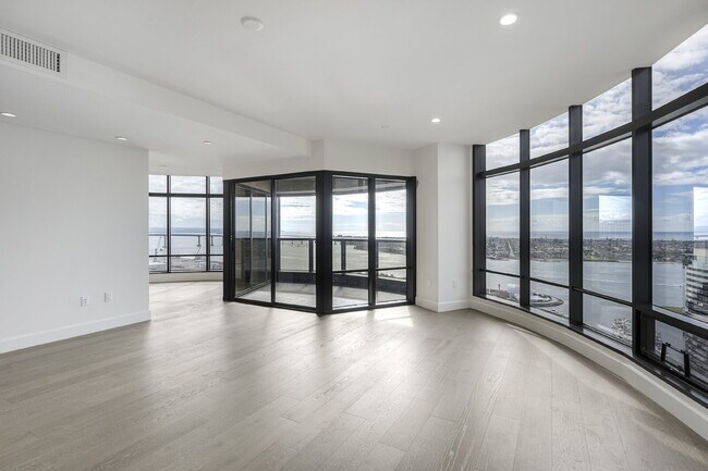 Foto del edificio - San Diego Water View Luxury High-Rise Living at The Harbor Club — Stunning Bay & City Views- This...
