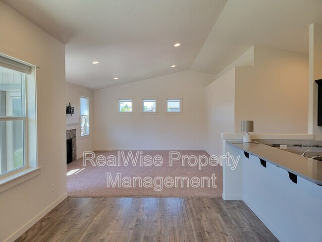 Building Photo - 2482 NW Glen Oak Ave