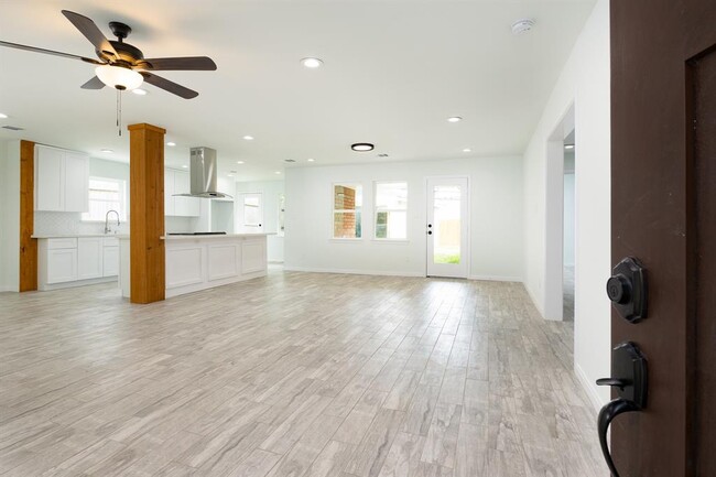 Building Photo - 5834 Cartagena St