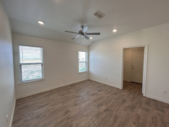Building Photo - "Charming 3-Bed, 2-Bath Home with Granite Elegance in Wolfforth!"