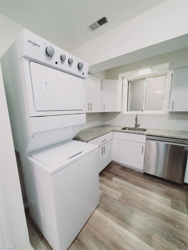 Foto del edificio - 2 br, 1 bath Condo - 674 Cove Rd Unit D