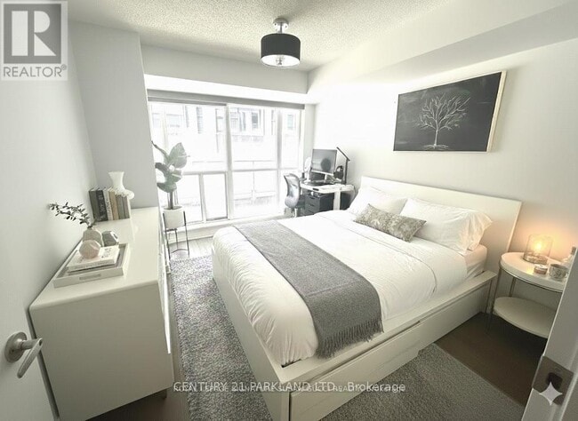 Building Photo - 270 Wellington St W