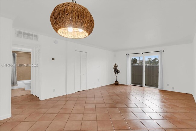 Foto del edificio - 6707 N Kendall Dr