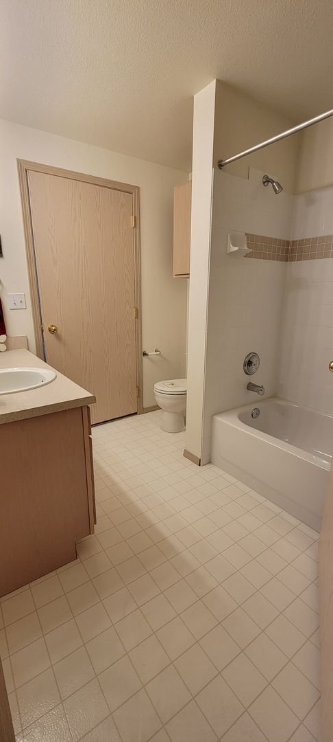 Building Photo - Middle (2nd) floor 660 sq ft 1-bedroom wit...