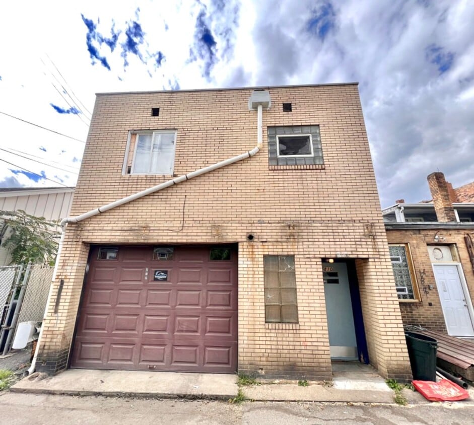 810 Merchant St Unit 2nd Floor Front (A), Ambridge, PA 15003 Room for