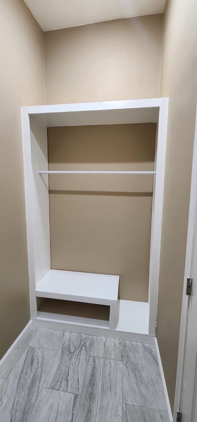 Foto del edificio - 1087 Monserate Ave