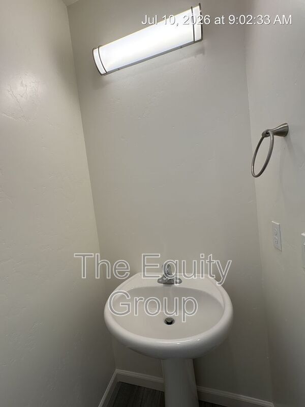 Building Photo - 725 S Pinkham St