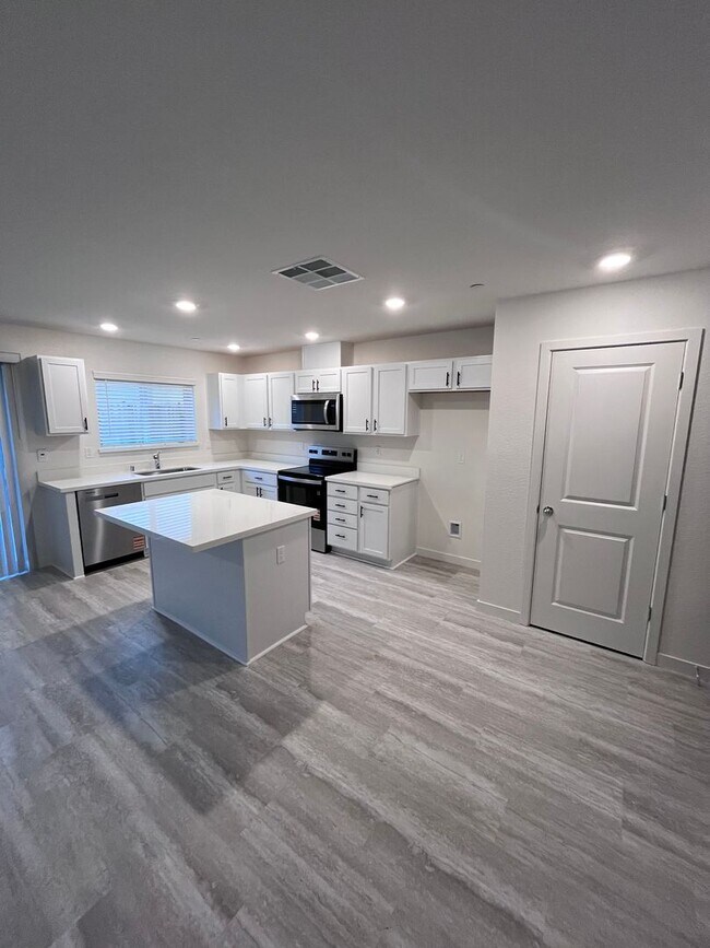 Building Photo - BEAUTIFUL NEW SMART HOME IN WEST ROSEVILLE!!