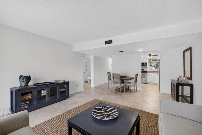 Building Photo - 18081 SE Country Club Dr