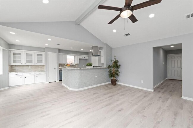 Building Photo - 12707 W Club Ln