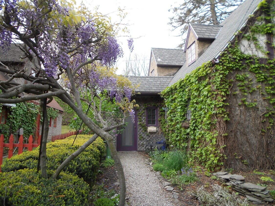 Cottage entrance - 16 Country Club Rd
