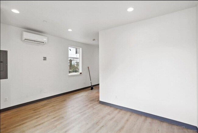 Foto del edificio - Spacious Townhome – Husky now leasing!