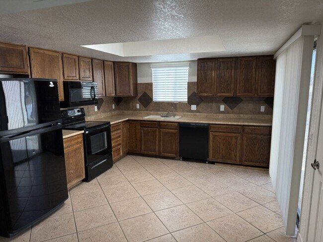 Foto del edificio - Centrally Located Home with Newer Energy E...