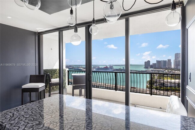 Foto del edificio - 555 NE 15th St