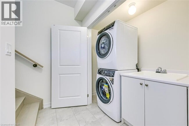 Building Photo - 1544 Wellwood Terrace