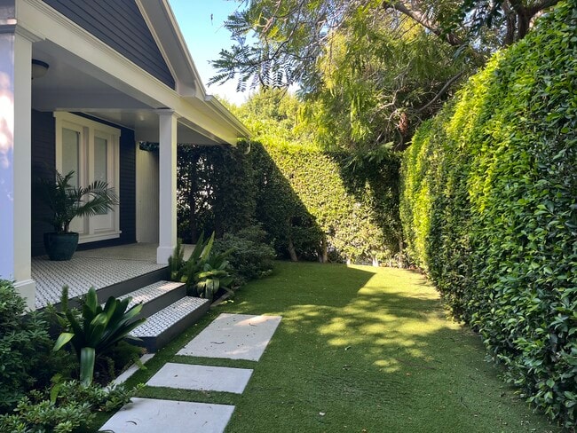Foto del edificio - 7024 De Longpre Ave