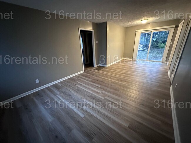 Building Photo - $1300 - 4 bed 1 bath home - Single Family Home