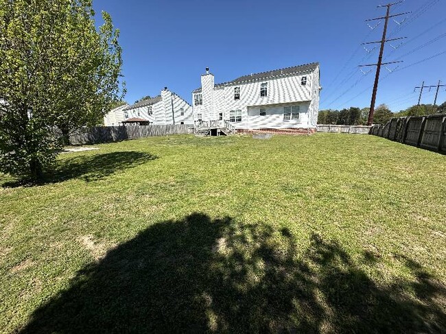 Building Photo - 2850sqâ?? water views 5BR 2 1/2 ba