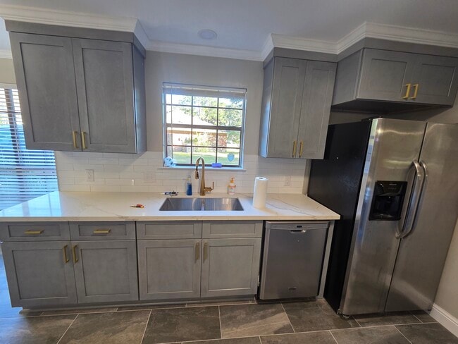 Foto del edificio - 12233 Park Lawn Ave