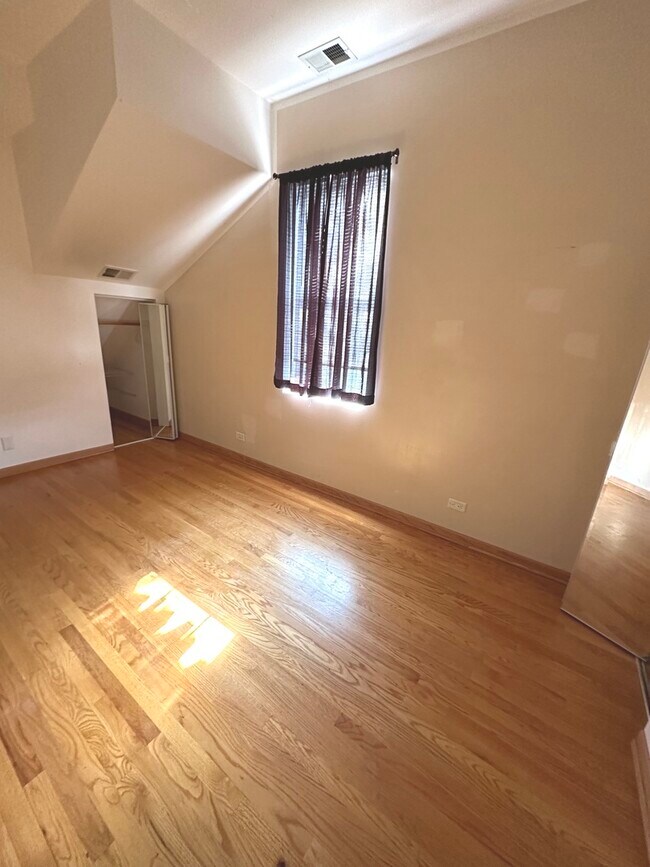 Foto del edificio - 3944 W Division St