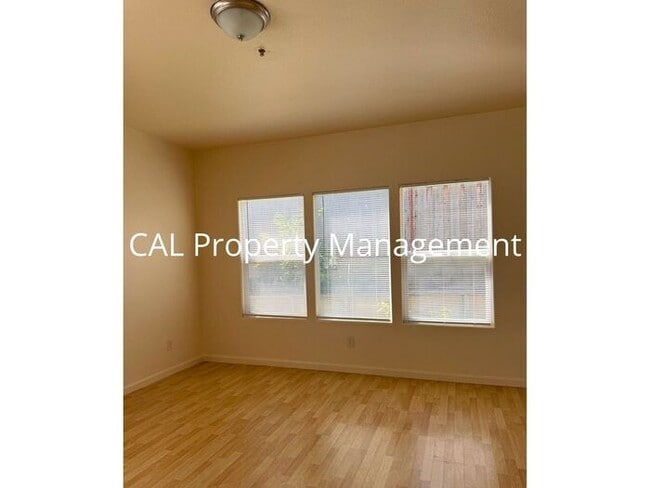 Foto del edificio - Stunning 5-Bedroom, 3-Bathroom Home with Fireplace & 2-Car Garage
