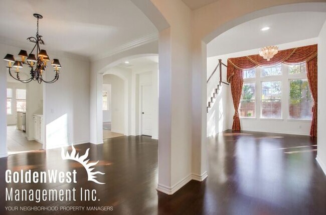 Building Photo - Incredible 5Bdm 4.5Ba Home in Beautiful Ne...
